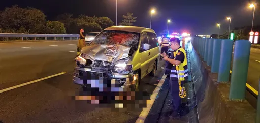 機車誤闖國道!一路逆向對撞休旅車 騎士捲車底慘死