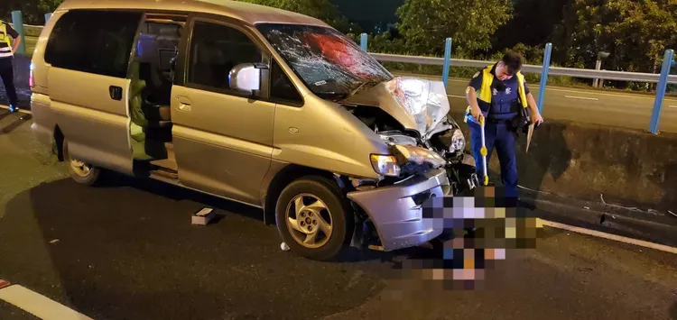 休旅車車頭整個凹陷。讀者提供