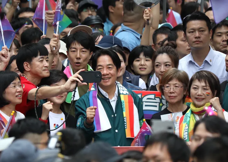 賴清德跟隊伍夥伴合照。攝影中心