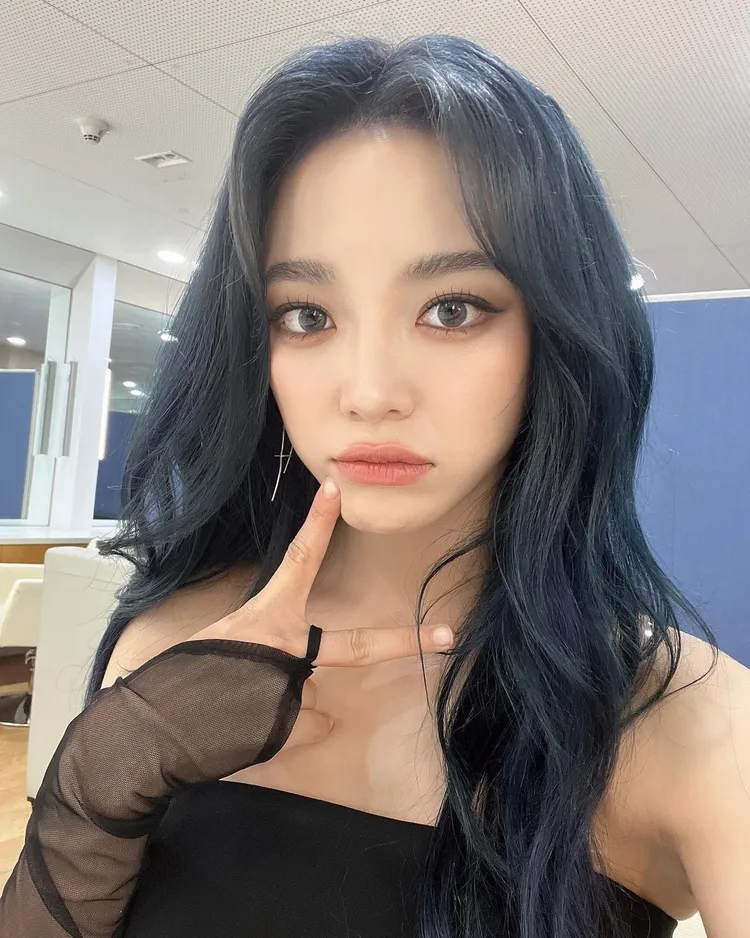 金世正染了藍色頭髮，洗澡時手指會變阿凡達。翻攝金世正IG