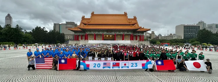 交流表演後，雖然下著毛毛細雨，四校同學也不忘拍照留念。林林攝