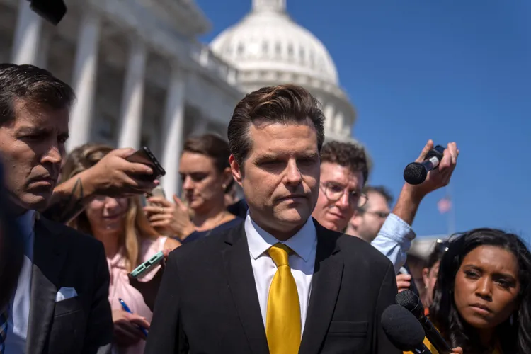 共和黨眾議院強硬派議員蓋茨（中）試圖將同黨籍的麥卡錫拉下眾議院議長寶座。美聯社