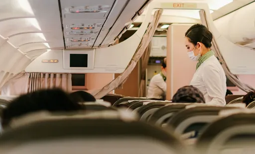 搭機遇台灣情侶「這舉止」超噁　全程裝睡空姐無奈幫挪赤腳