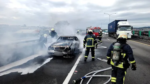 國1內湖段火燒車女駕駛倉皇逃命　百萬賓士燒成廢鐵