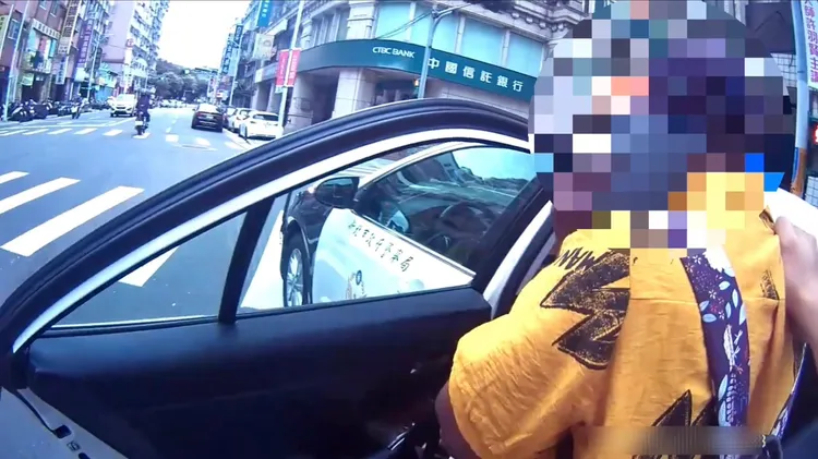 警方將她帶回並送往新北專勤隊收容。翻攝畫面