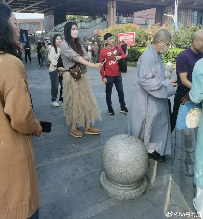 王祖賢在人群中格外亮眼。翻攝ba哥專用微博