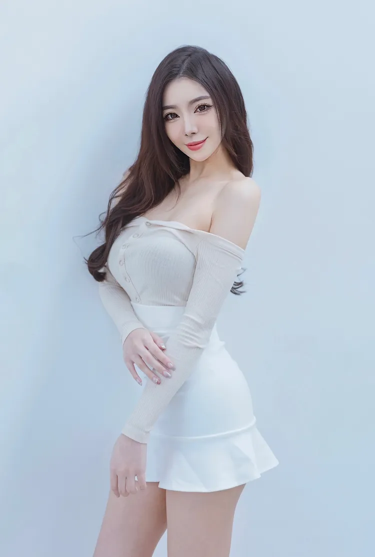 17主播馥妮Bonnie是個夜貓子，開播時段都在晚間時刻。