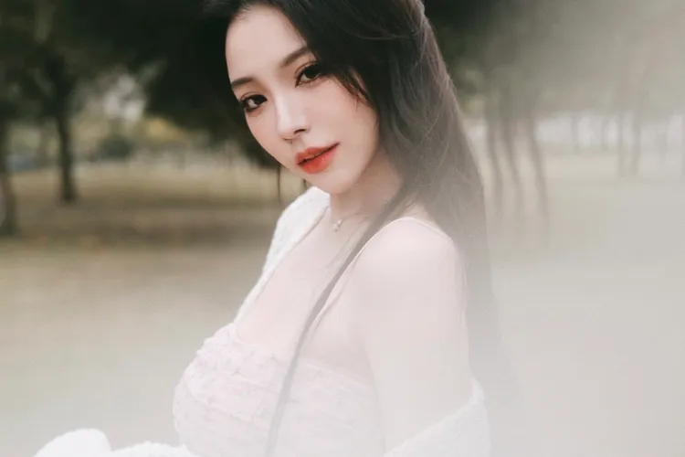 馥妮其實是個很幽默風趣的女孩，愛說笑的她常在直播間把粉絲逗得哈哈大笑。