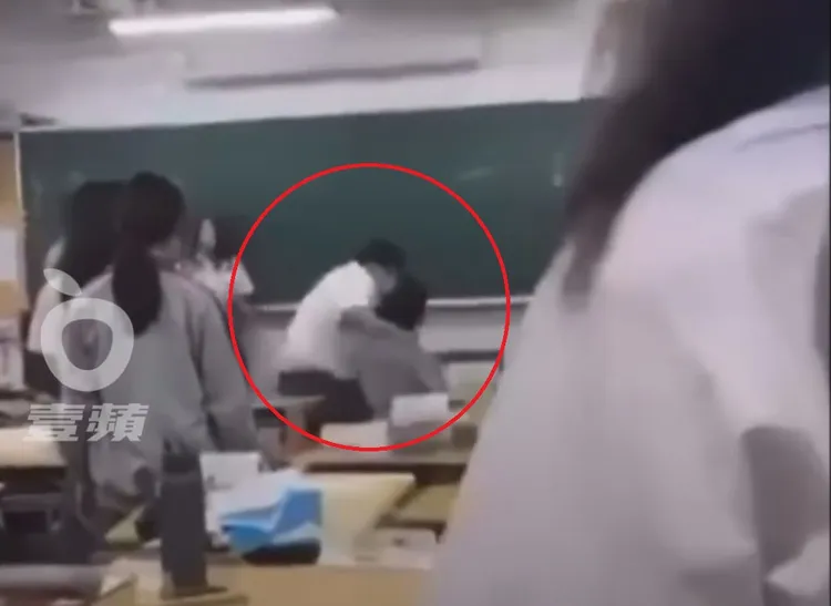 白上衣男學生制止爆走灰外套男學生，兩人發生扭打，現場驚呼聲四起。翻攝自臉書「記者爆料網」