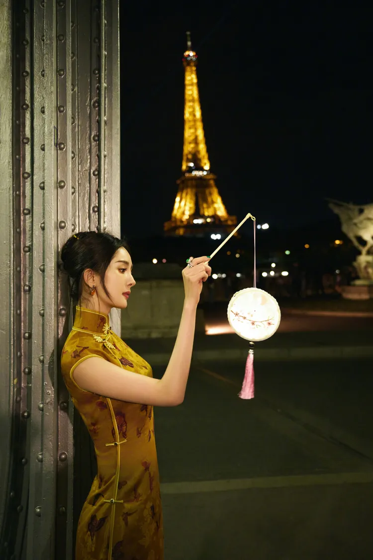楊冪應景中秋節，穿著旗袍在巴黎鐵塔前提燈籠。翻攝微博