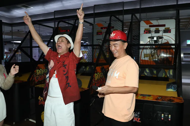 吳宗憲（右）PK投籃，王雷險勝歡呼。東森直播Channel5提供