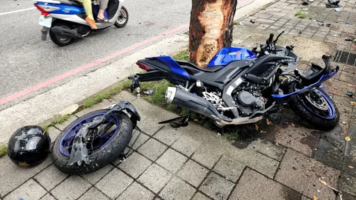 淡水死亡車禍！20歲騎士不明原因自撞路樹　送醫急救宣告不治