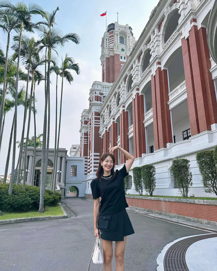 賈永婕就在昨天PO出走訪總統府照片，被問到誰生日時？她大方回答「我的國家」。翻攝賈永婕臉書