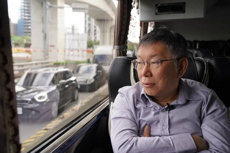 柯文哲坐上遊覽車前往宜蘭。民眾黨提供