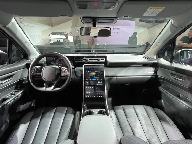 數位科技座艙搭載12.3吋數位儀錶板+15.6吋中控大螢幕。林浩昇攝