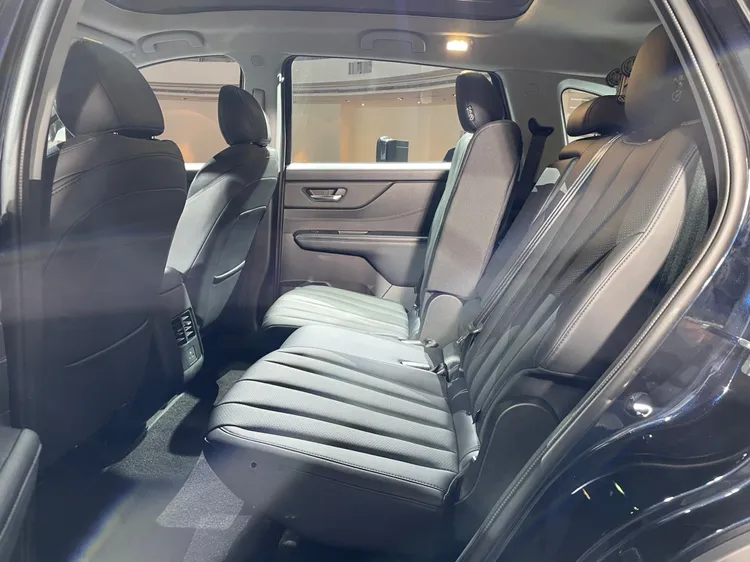 後座座椅可前後滑移，並有多段椅背角度調整，頂規n⁷7人亮點版配有全景玻璃車頂。林浩昇攝