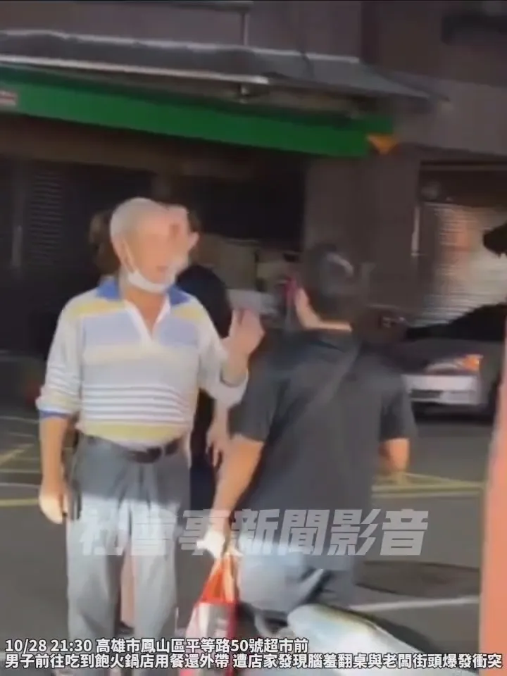 黑衣男客(右)持續與火鍋店員工爭論不休。取自社會事新聞影音