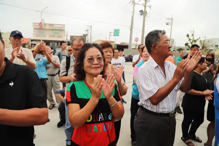 鄉親鼓掌叫好。縣府提供