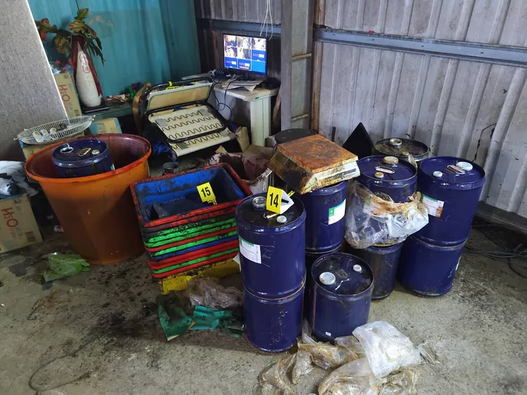 檢警載了2卡車才將現場證物載完。檢方提供