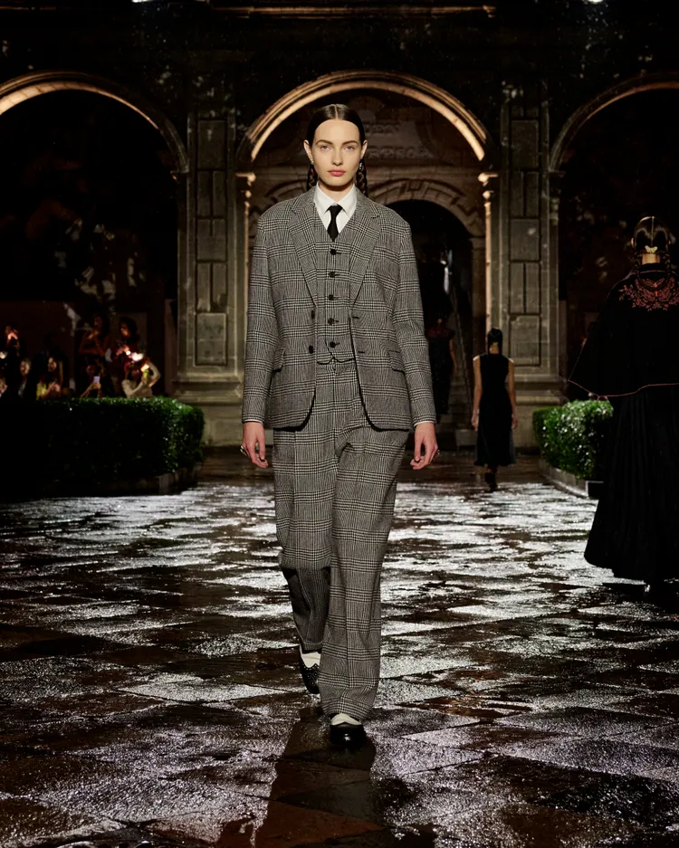 芙烈達19歲就穿上了男士的三件式西裝，展現不凡的獨立女性氣質，系列中的西裝便是向她的風格致敬。品牌提供