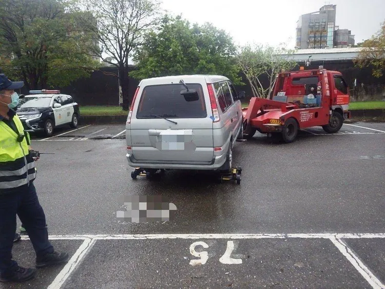 21時起啟動堤外滯留車輛拖吊。交通大隊提供