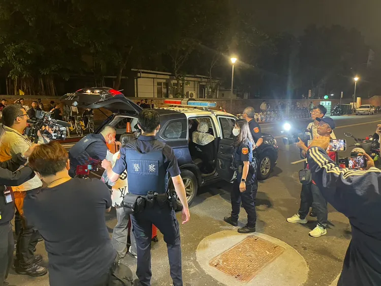 警方帶回工作人員。翻攝畫面