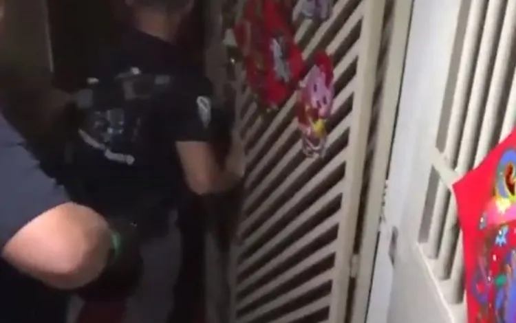 警方前往大樓內部搜索。翻攝畫面