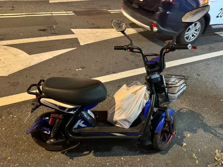 移工因騎乘電動自行車未戴安全帽被攔檢出酒駕。桃園警分局提供