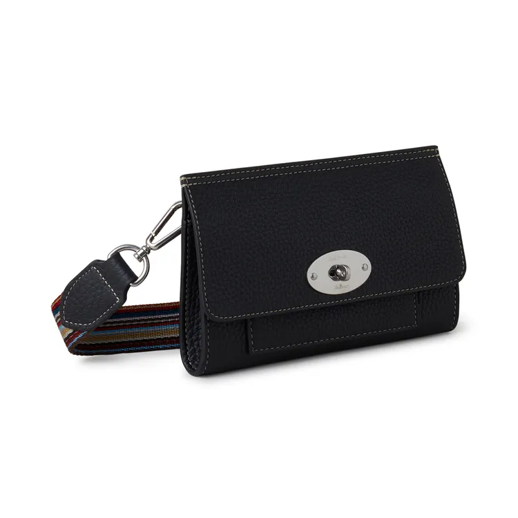 Paul Smith x Mulberry Antony Phone Pouch，2萬5300元。品牌提供