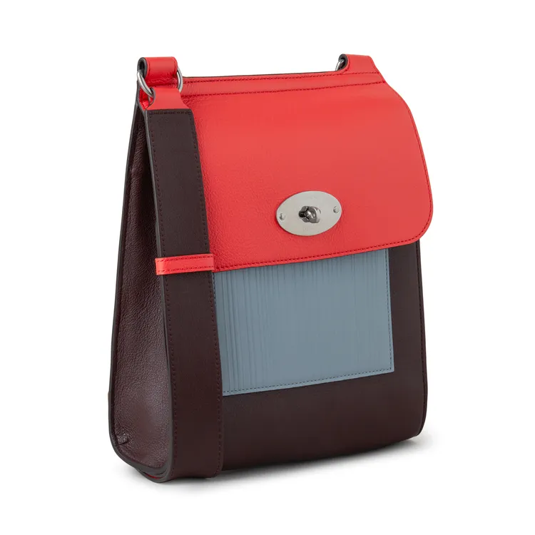 Paul Smith x Mulberry Antony包，4萬5300元。品牌提供