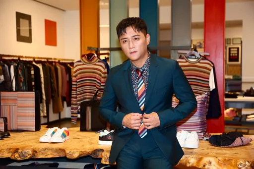 鄭人碩用Paul Smith加持「騷包」 穿花襯衫約會被另一半這樣說