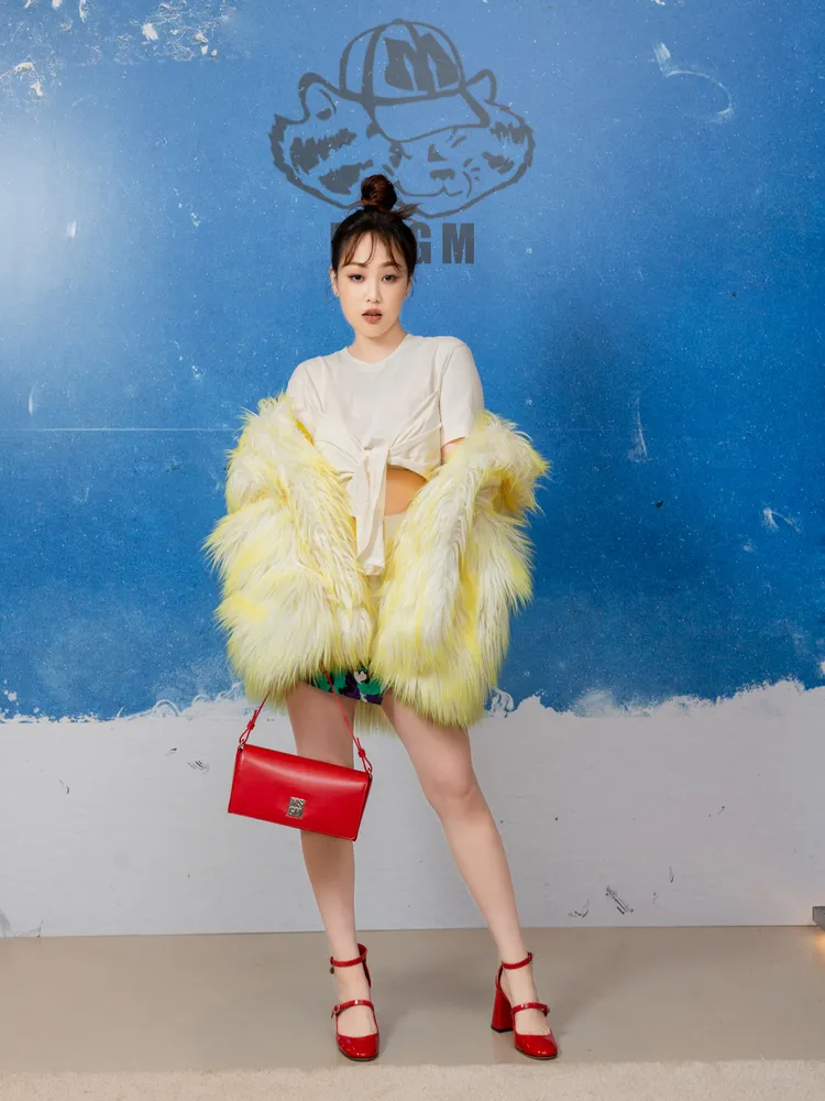 黃色毛絨大衣7萬3800元、蝴蝶結上衣9500元、短裙1萬7800元、紅色高跟鞋2萬3800元、手提包1萬7800元。品牌提供