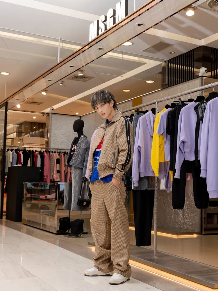 格紋外套2萬6800元、格紋褲1萬7800元、上衣1萬1800元。品牌提供