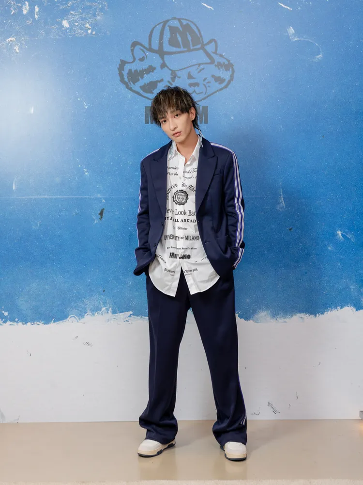 西裝外套2萬8800元、西裝褲1萬8800元、印花襯衫1萬5800元、運動鞋2萬300元。品牌提供