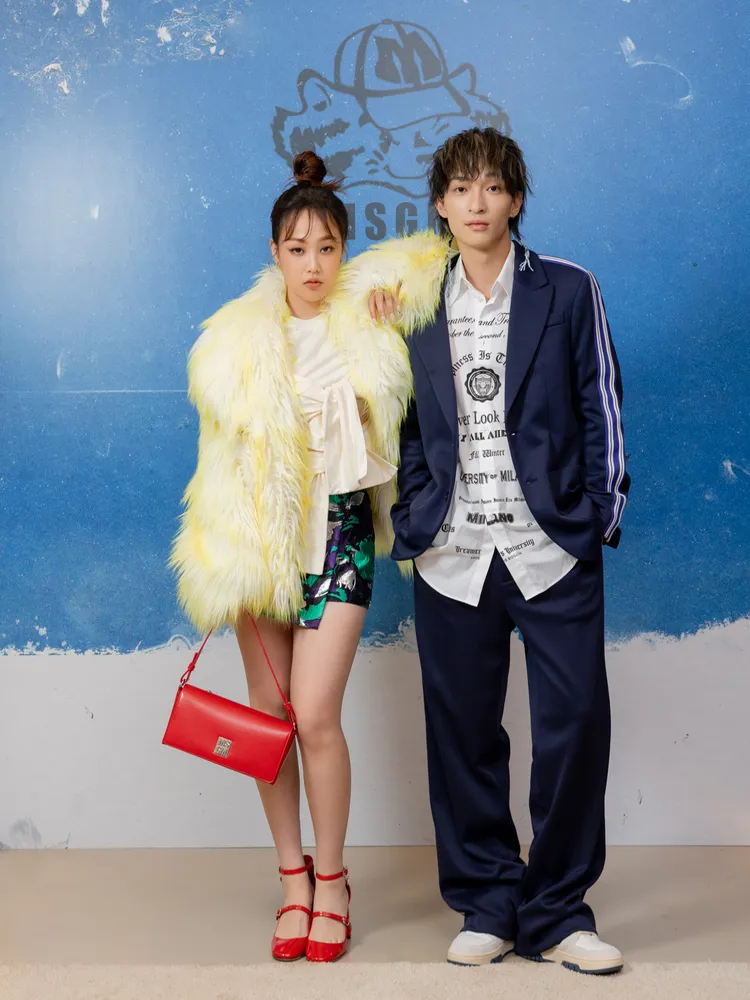 Angie安吉（左）夢到爸爸陽帆竟然變成大樓管理員。品牌提供