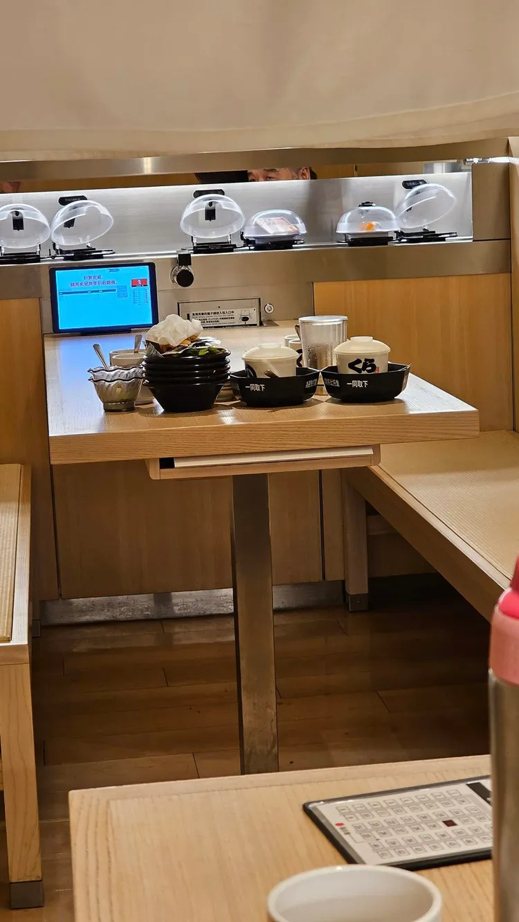 家長帶小孩用餐，離開前把餐盤都疊起，相當整齊。翻攝自爆廢公社二館