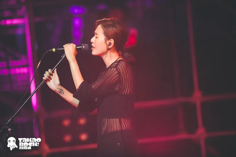 金曲歌手安溥三度登上打狗祭舞台，9日晚間於海風舞台演出，小露性感的裝扮讓歌迷驚艷。高流提供