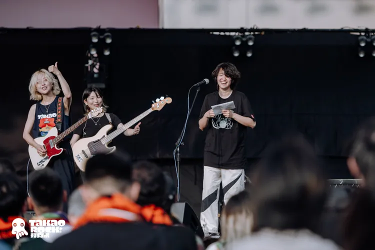 自韓國首爾的cotoba，團員努力以中文跟在場歌迷溝通。高流提供