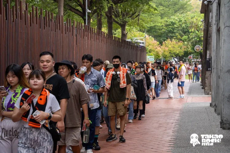 大庫舞台精采演出不斷，歌迷提早排隊等候進場。高流提供