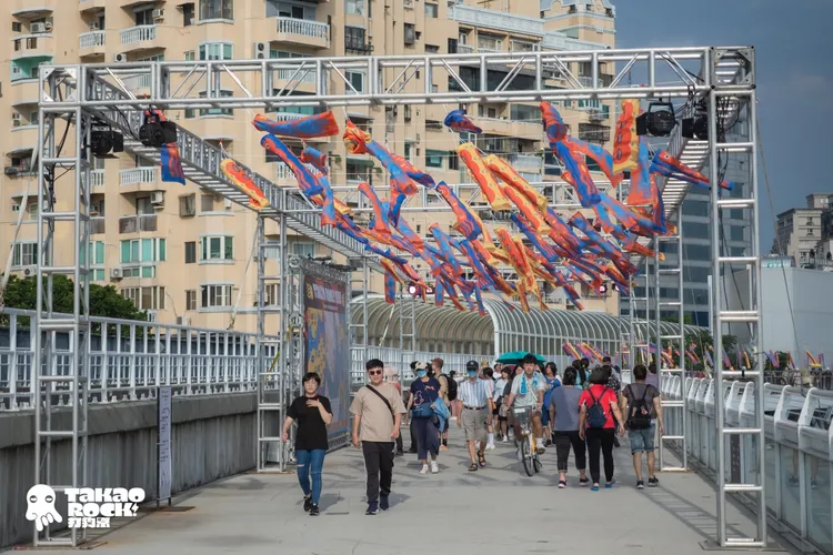 今年打狗祭特別設置鯉魚旗裝置連接珊瑚與海音舞台間步道，讓歌迷穿梭各舞台欣賞。高流提供