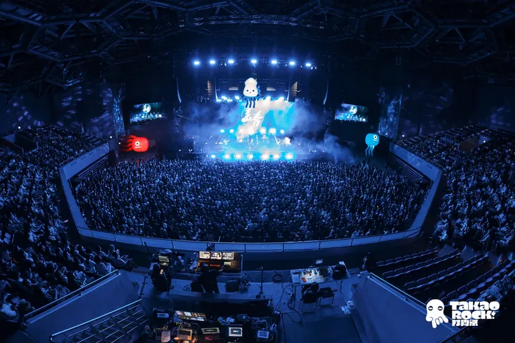 美秀集團9日在打狗祭海音舞台壓軸演出，吸引滿場歌迷。高流提供