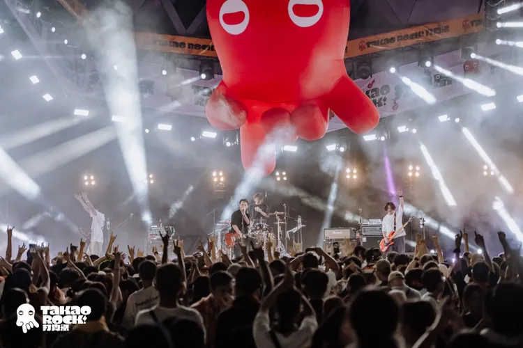 滅火器 Fire EX.樂團再度於打狗祭演出，9日晚間表演吸引歌迷到場力挺。高流提供