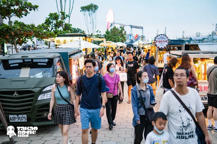 今年打狗祭活動期間適逢愛河灣活動不斷，周邊市集也湧現人潮。高流提供