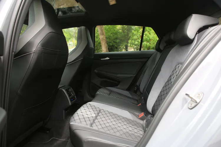 中型車的尺碼，創造出可兼顧家庭的後座空間，另也配有專屬後座恆溫空調界面及出風口。林浩昇攝