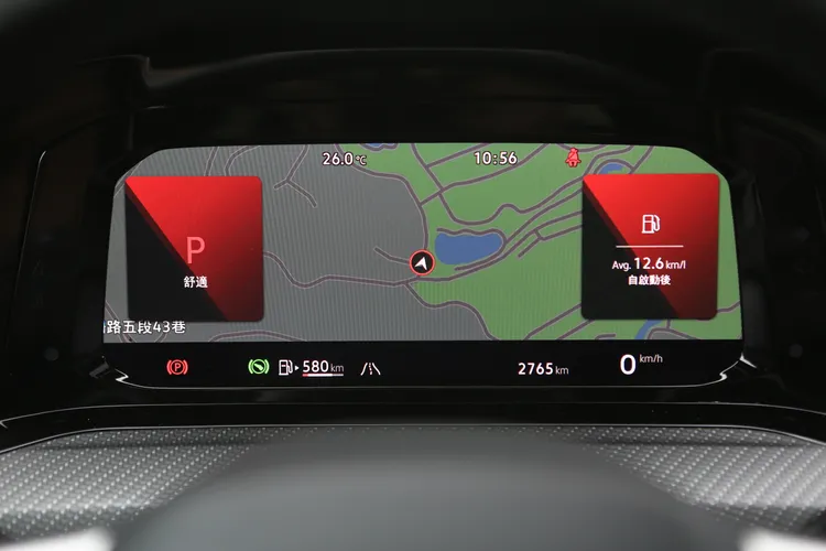 儀表板同時且可切換導航圖資及導引模式，為行車帶來更多便利性。林浩昇攝