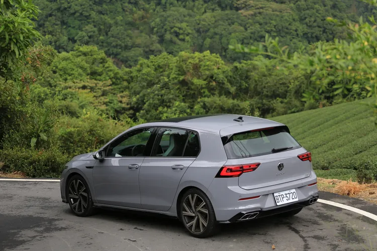 車尾則應用全新的動態指示LED燈組，搭配首次置於廠徽下方的Golf字標，Golf 280 eTSI外觀上則搭配R-Line的運動化套件。林浩昇攝