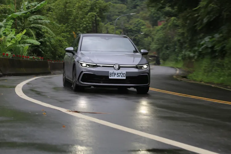 或許Golf 280 eTSI R-Line並沒有如今GTI暴力的輸出，但卻能讓你放膽去玩，同時還能兼顧日常通勤與家庭時光。林浩昇攝
