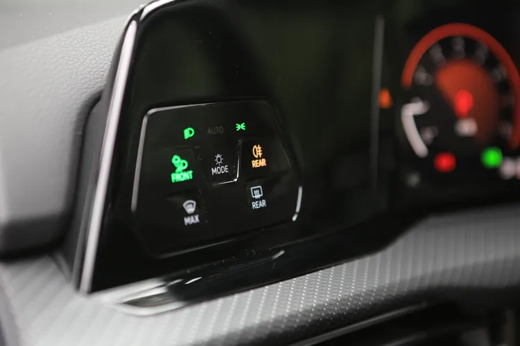 觸控式的頭燈操作方式，在直覺的邏輯之餘更帶來科技感。林浩昇攝