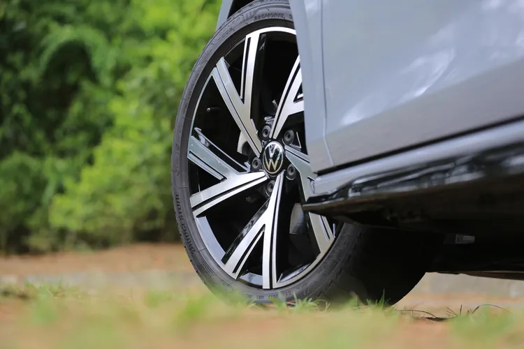 Golf 280 eTSI也搭配專屬的雙色18吋Bergamo樣式輪圈，並採用運動化懸吊系統。林浩昇攝