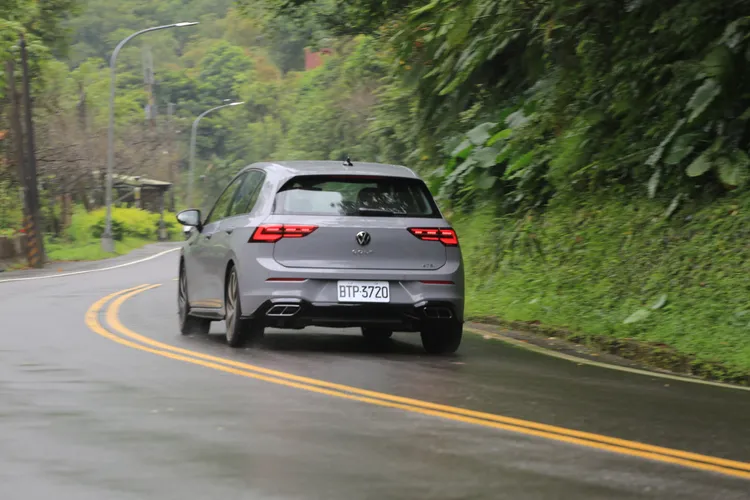 在電動馬達的助力下，不僅大幅降低渦輪引擎突兀的遲滯現象，低轉速蘊含著飽滿扭力的加速力道，在每個出彎點那一刻都還是能讓人微笑。林浩昇攝